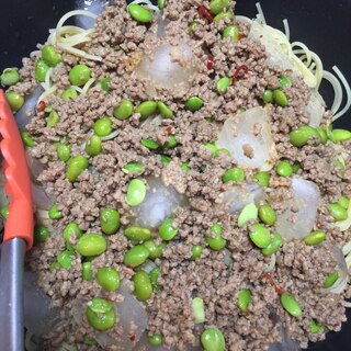 ひき肉とむき枝豆のパスタ